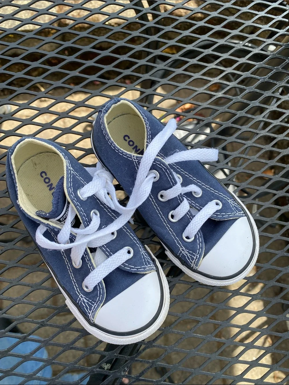 Preowned Converse toddler boy  Navy Blue Canvas Low-Top Sneakers 7 excellent